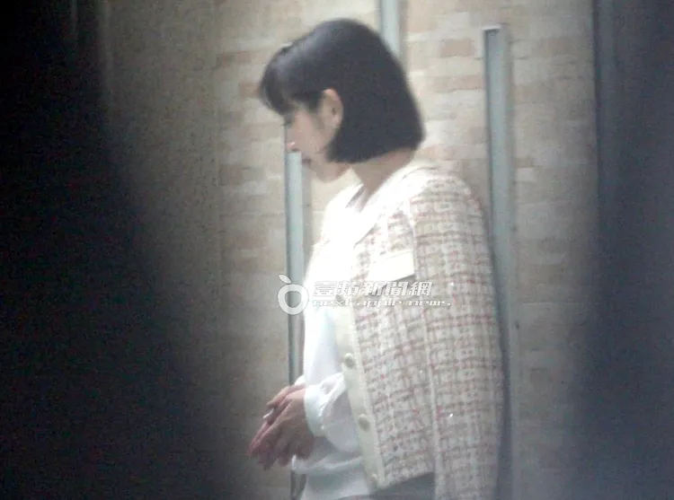 蔡燦得在巷弄外牆工作拍照。特勤中心攝