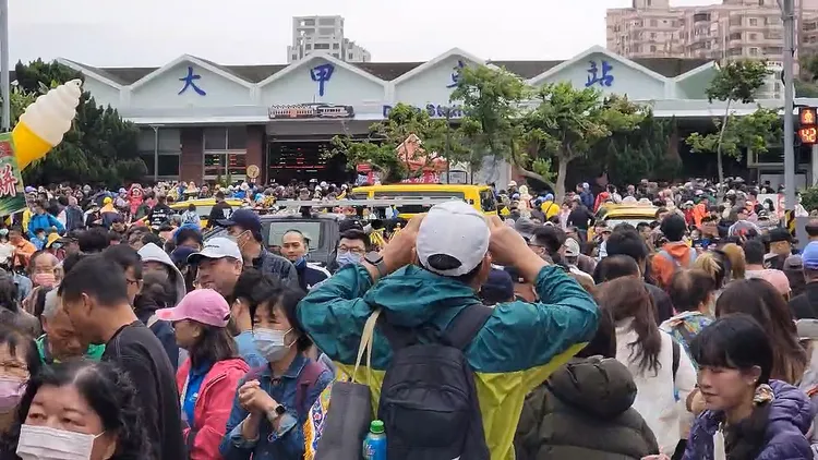 大甲媽祖今回鑾安座，大甲火車站再度擠滿人潮。鎮瀾宮提供