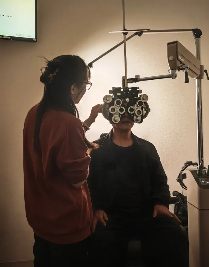 李連杰由二女兒幫忙檢查視力。翻攝李連杰微博