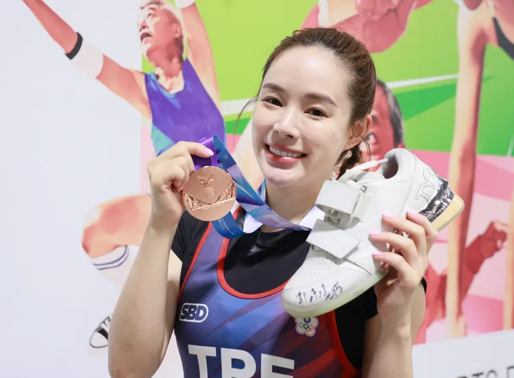 波波蓁穿上「舉重女神」郭婞淳簽名的舉重鞋上場，最終勇奪銅牌。世壯運提供