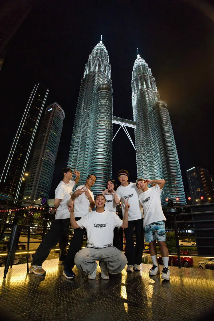 謝佳見（左起）、胡宇威、蔡凡熙、苗可麗、蔡昌憲、禾浩辰等在馬來西亞著名地標雙子星塔前，開心合影留念。三立提供