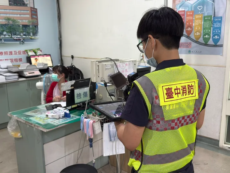 系統可即時匯入病患的基本資料及生命徵象等資料，有效減少手動紀錄錯誤風險。台中市消防局提供