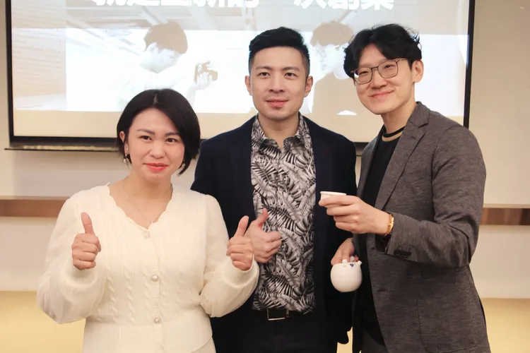 周政龍（中）原本是行銷人，毅然創業轉戰餐飲業，打開一片天。