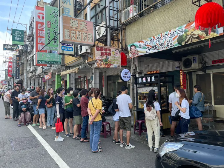 店面一開張總是大排長龍，食材一字排開點完切了就帶走，等待時間也不用太久。翻攝照片