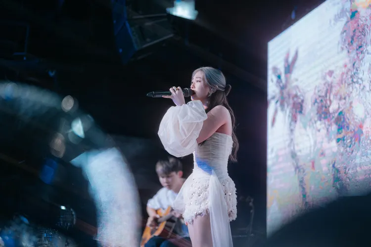 艾薇開唱，展現「正在當大人」的心境。環球音樂提供