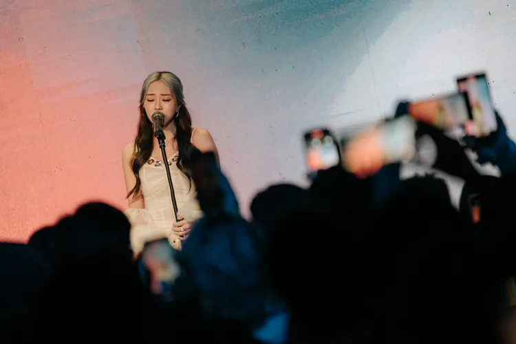 號稱150cm的艾薇，互動環節被當場要求驗身。環球音樂提供