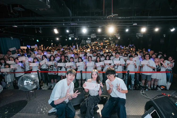 艾薇（前中）與粉絲近距離互動，約好在更大舞台相見。環球音樂提供