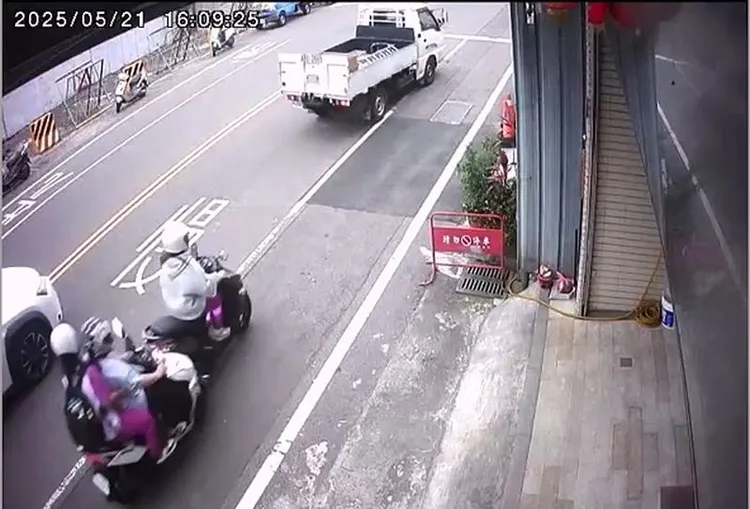 前方小貨車準備右轉，與接下來2輛機車的死亡車禍是否有關，有待警方進一步調查。民眾提供