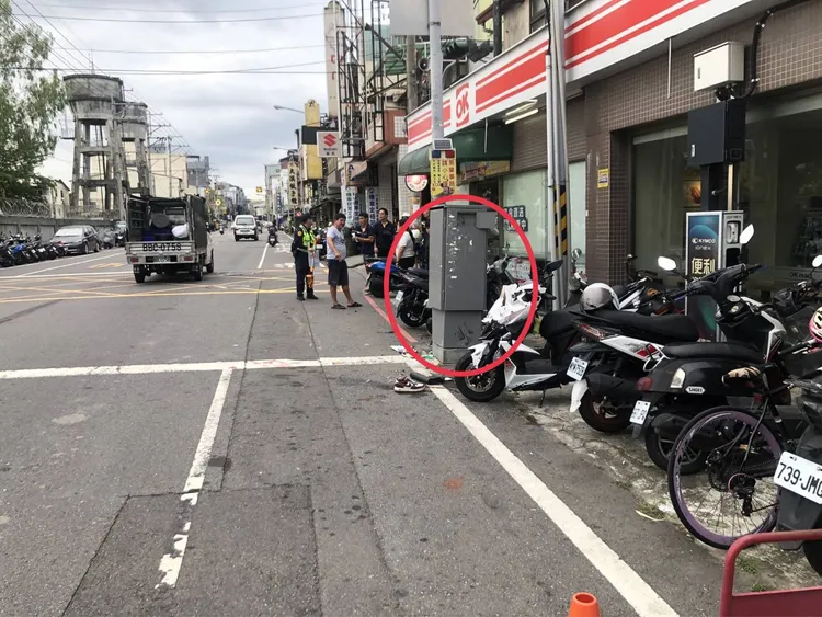 朱姓姊妹的機車事故時撞上路邊號誌箱，19歲姊姊頭部重創傷重不治。民眾提供