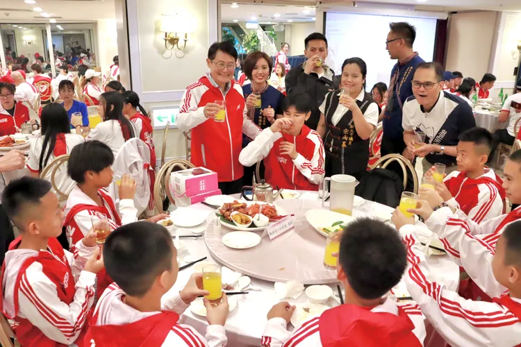 副市長陳純敬感謝選手辛勞。原民局提供