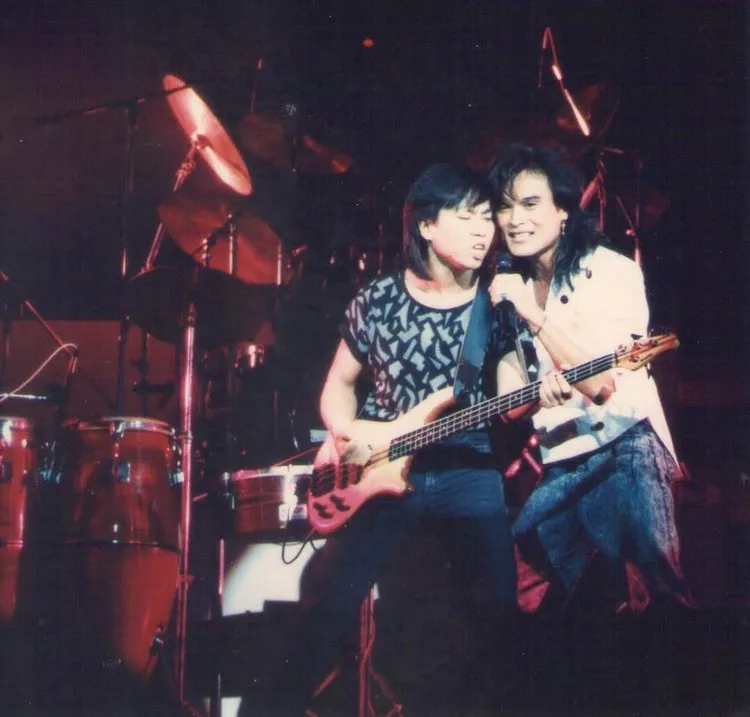 韓賢光（左）與薛岳曾一起組「幻眼合唱團」。圖／摘自臉書