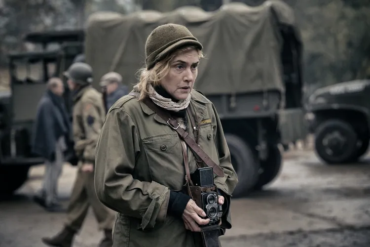 凱特溫絲蕾演繹傳奇女攝影師黎米勒真實人生。采昌提供