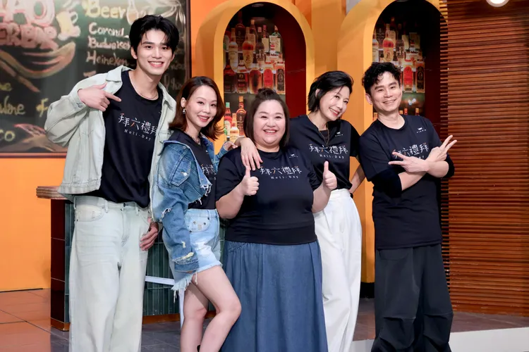 王品澔（左起）、孫淑媚、鍾欣凌、丁寧、導演杜政哲暢談拍戲趣事。莊宗達攝