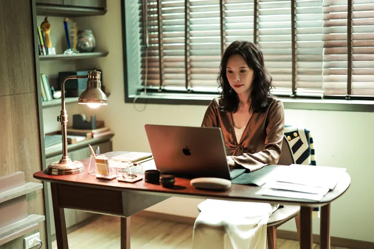 天心在劇中因忙於當一個好太太、好媽媽，逐漸失去自我。寬想國際娛樂提供