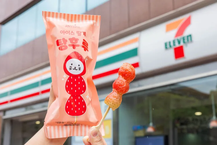 韓國進口「冰草莓糖葫蘆」。7-ELEVEN提供