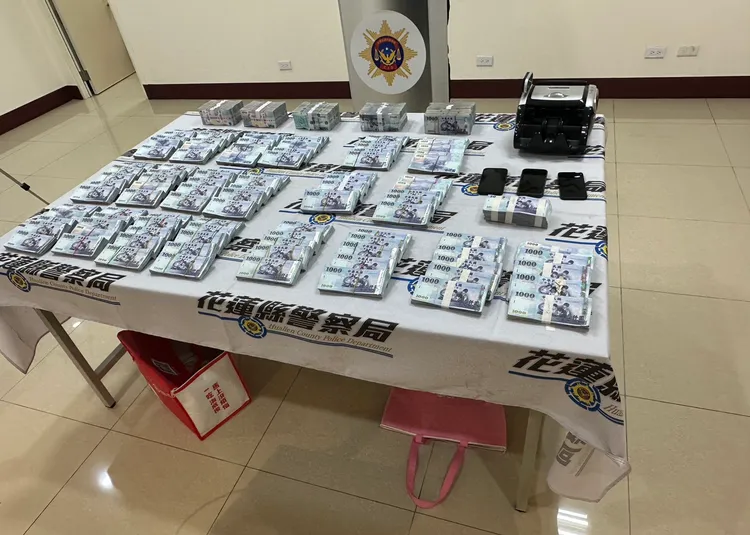 警方查扣上千萬詐騙所得及手機。警方提供