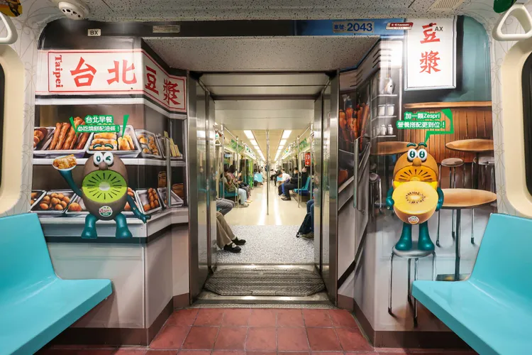 掃描車廂內 QR Code，或透過 Zespri 官方社群連結加入 LINE 官方帳號，即可參與「挺在地早餐」應援投票活動。業者提供