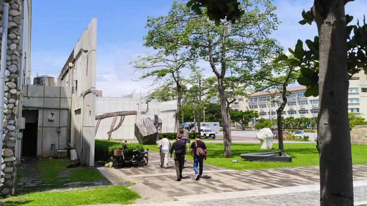 檢調人員昨進入文化局搜索帶回10人訊問。讀者提供