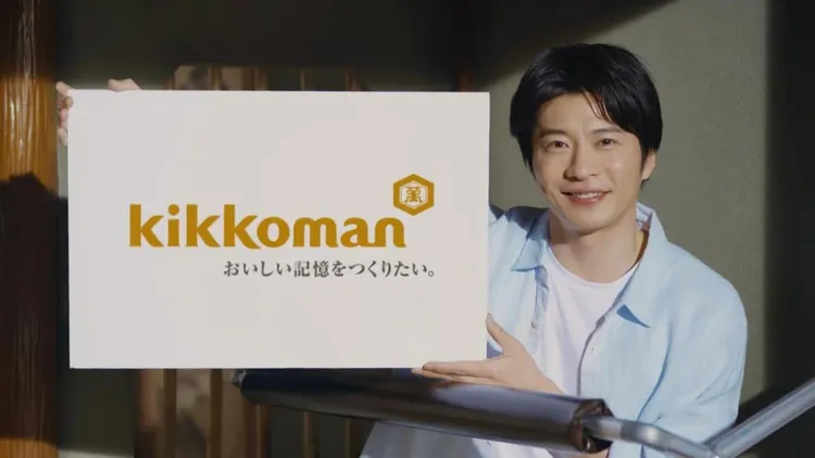 田中圭去年3月開始代言龜甲萬多項產品。翻攝YouTube