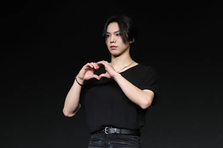 ROCKY對自己烤肉技術很滿意。彭欣偉攝