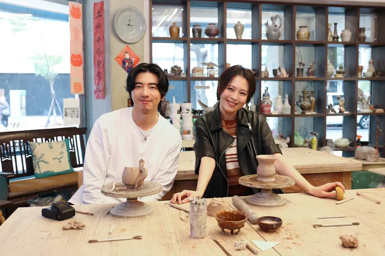 傅孟柏（左）親手捏製要送給7月大女兒的未來禮物，右為劉品言。鏡電視提供