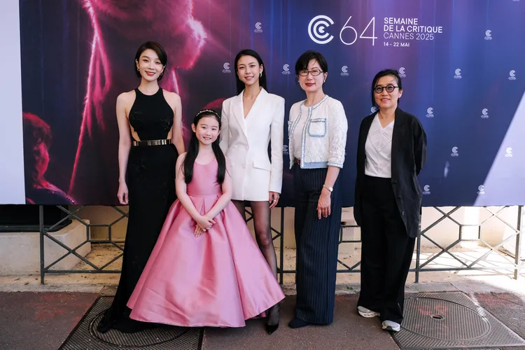 蔡淑臻（左）前進坎城影展。左撇子女孩電影提供