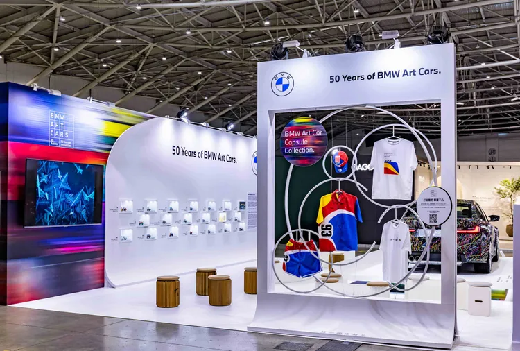 本次展覽亦特別呈現 BMW Art Car 五十週年限定原廠精品，將藝術美學延伸至日常生活，體現品牌對細節與品味的堅持。展區同時設有拍照互動區，邀請貴賓留下專屬紀念，更有機會獲得限量贈品《BMW Art Car Collection》精選集。業者提供