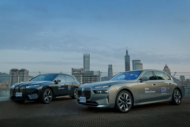 展覽期間，BMW為尊榮車主與博覽會貴賓量身打造專屬體驗，提供 BMW 豪華旗艦車款接駁服務，於展館與指定地點間往返，打造無縫且舒適的觀展動線，打造尊榮專屬的藝術之旅。業者提供