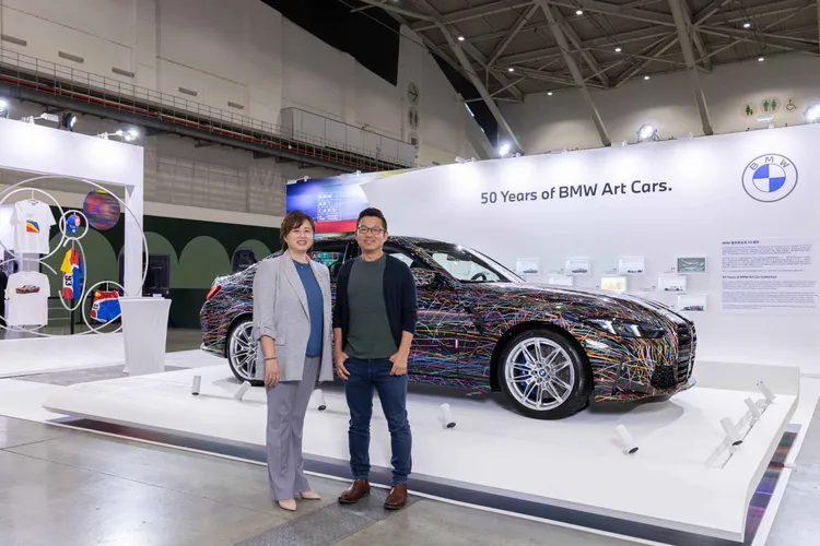 BMW 總代理汎德特別邀請台灣知名當代藝術家翁明哲先生，運用其獨具特色的「刮刀美學」與「壓克力拋灑技法」，將顏料轉化為充滿動態張力與節奏感的視覺語彙。業者提供