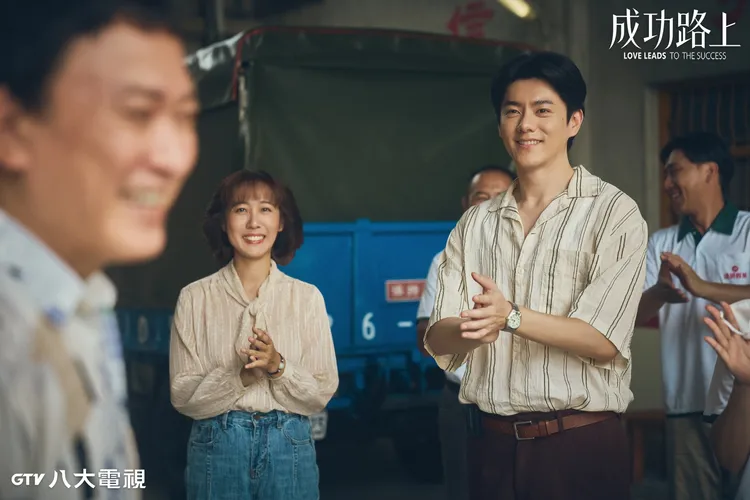 李程彬穿越回到過去，以不一樣的身份與家人再聚首。八大提供