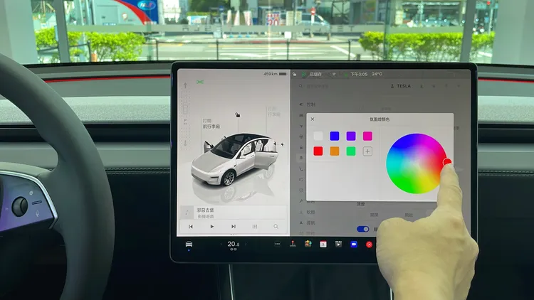 車內加入環繞式256色氣氛燈，讓夜間乘車視覺更具科技感。林浩昇攝