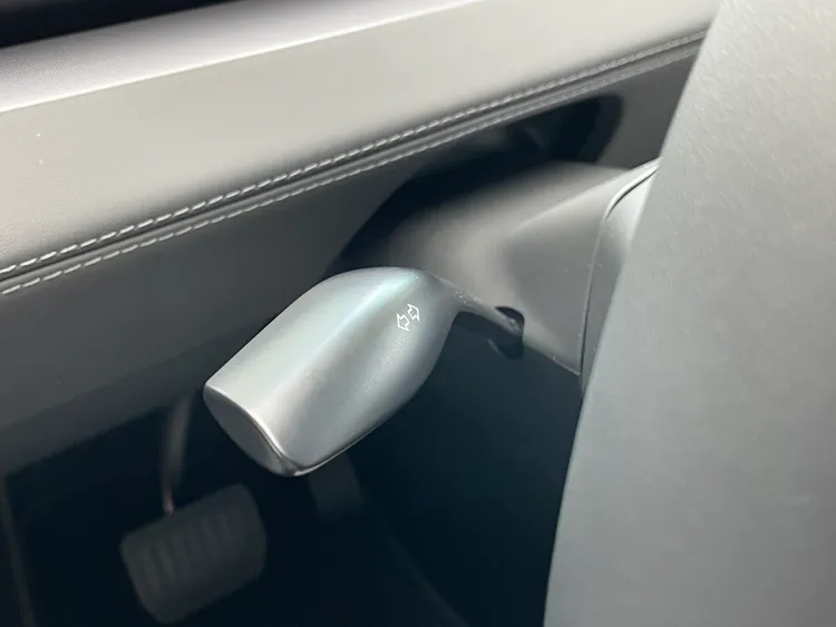 為了對應部分國家法規，實體方向燈桿也終於回歸了。林浩昇攝