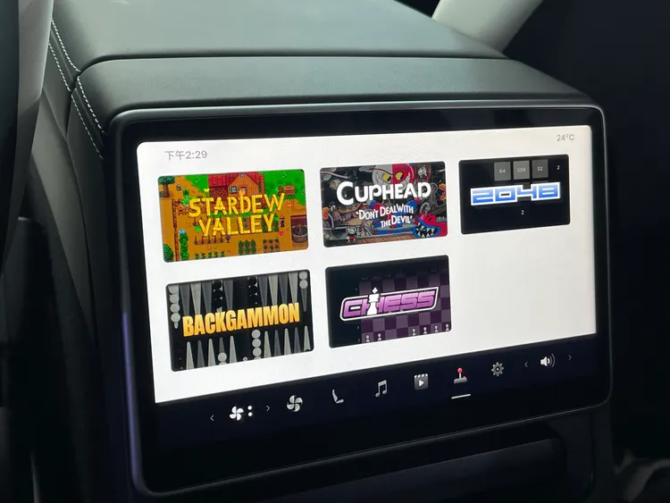 後排中央8吋觸控螢幕也是這次小改款重點，後座乘客現在也可享受影音串流、遊戲等功能。此外新增的後座椅背電動調整，也是藉由螢幕來控制。林浩昇攝