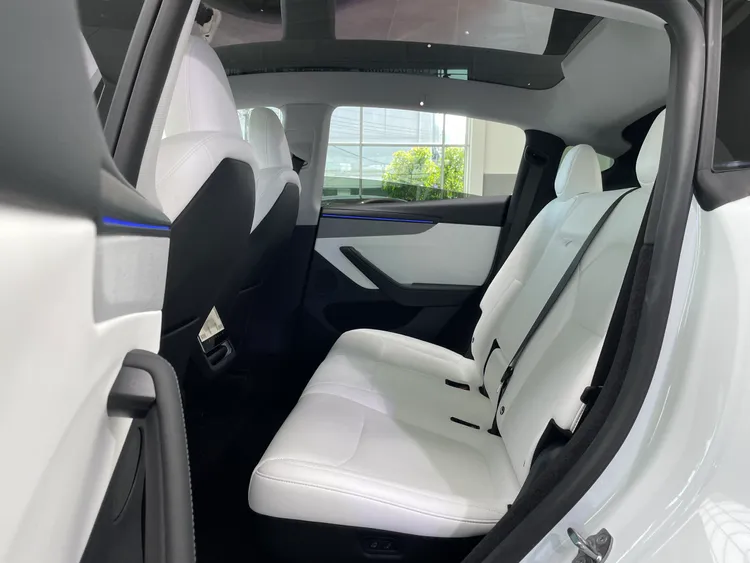 後排加長座椅除可一鍵自動傾倒、電動調整椅背之外，也附左右加熱功能。林浩昇攝