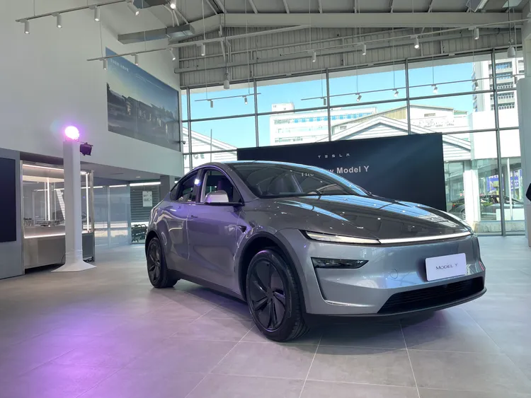 全新小改款Model Y車頭採用貫穿式LED日型燈設計，靈感源自於Cybertruck。林浩昇攝