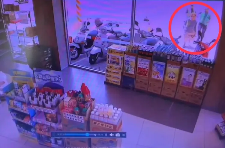 蕭男與2名顧客起了口角，竟從超商店內吵到店外，還上演全武行。翻攝照片