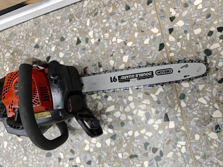 蕭男從事園藝臨時工，與人爭吵後竟拿工具揮舞作勢砍人。翻攝照片