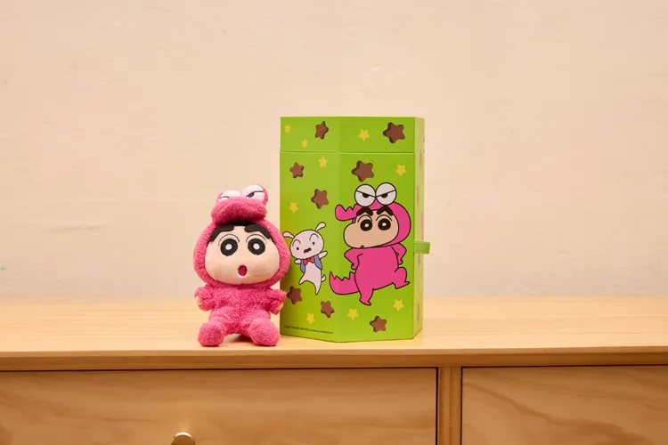 蠟筆小新變裝icash 2.0，加購價399元，小新玩偶可作吊飾，衣服可自由更換造型、巧克比禮盒包裝融合房間與衣櫃細節。業者提供
