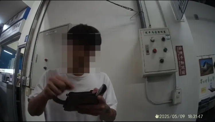 鐵路警察主動關心賀姓男子，確認他身體無異狀後才由朋友陪同離開。鐵警提供