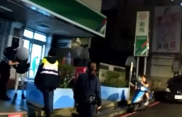 警方前往郵局ATM逮人。警方提供