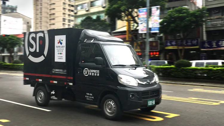 台灣順豐不但與監理所合辦交通安全宣導活動，還定期主動提供交通違規改善計畫，展現改善行車安全與維護行人安全的決心。讀者提供