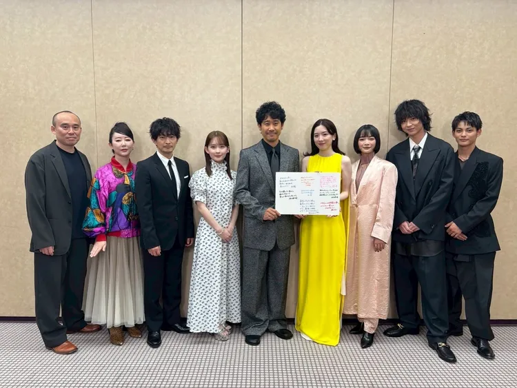 永野芽郁（右四）身穿亮黃色長裙出席新片《塗鴉日記》影廳活動，講到最近的事件忍不住落淚，大泉洋（左五）遞上手帕安慰。翻攝電影官方IG