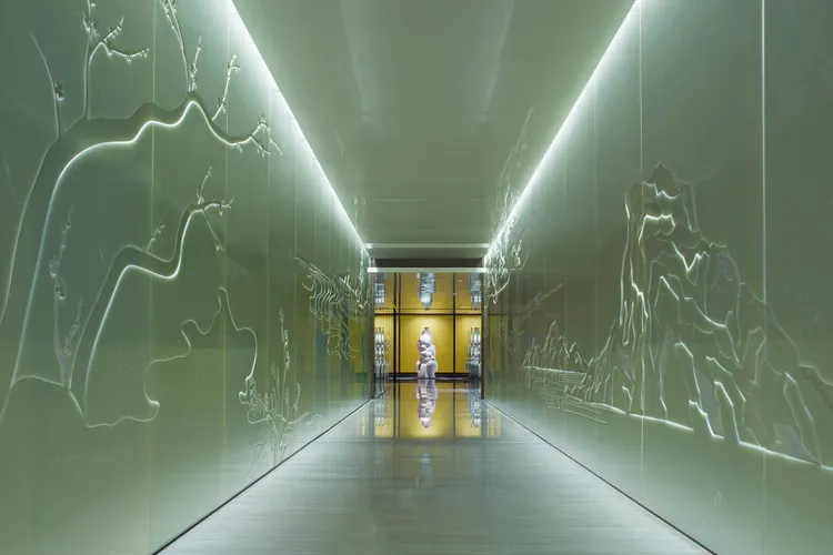 「麗晶軒」餐廳的獨特空間以玉石珠寶盒為靈感，透過華美細緻的翡翠飾品營造洗鍊高雅的風格，讓賓客從中發掘廣東粵菜的文化瑰寶。台北晶華提供