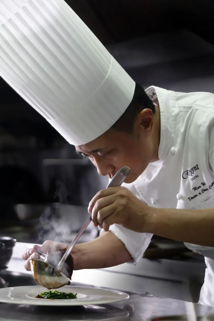 台北晶華酒店中餐廚藝總監鄔海明透過精湛的料理技法和求新求變的菜色研發精神帶領晶華軒餐廳屢屢拿下國內外評比大賞。台北晶華提供