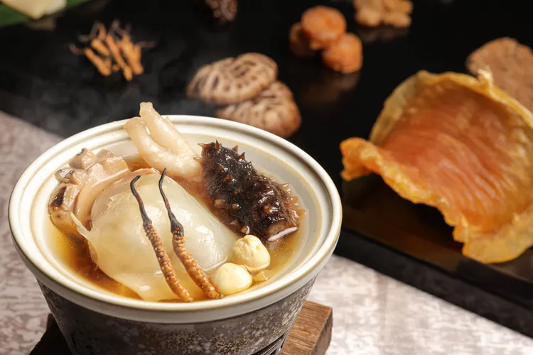 晶華軒團隊選用色澤金黃透明的馬鞍花膠與冬蟲夏草、甲魚、金華火腿等十多款名物入饌的乾清佛跳牆，高雅而滋味深層。台北晶華提供