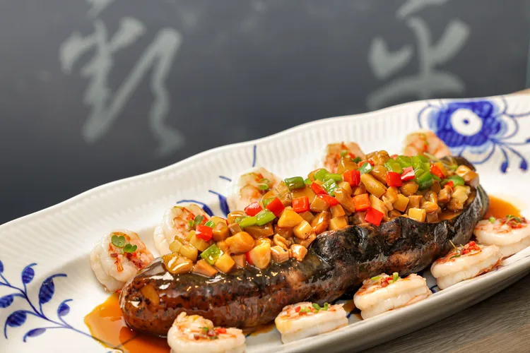 晶華軒團隊以頂級婆蔘佐澳洲帝皇蝦，並加入雞丁、螺頭、帶子、冬菇、竹荀等食材並以特製蠔汁燉煮而成的-龍船海參，每一口盡享極致美味。台北晶華提供