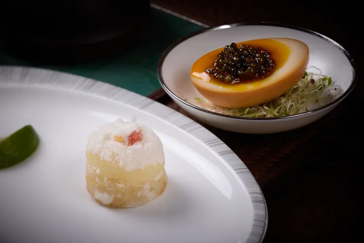 「麗晶軒」開胃前菜是由黑魚子煙燻蛋搭配龍帶玉梨香組合而成，風味層次細膩。台北晶華提供
