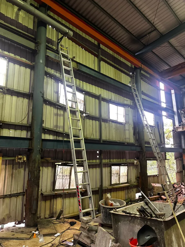 工人從5公尺高梯子墜落送醫不治。翻攝畫面