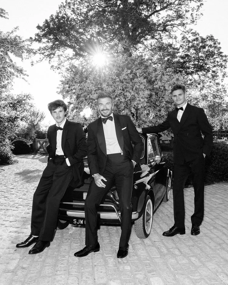 貝克漢家族男性均一色穿著黑色西裝配上白襯衫。翻攝貝克漢IG