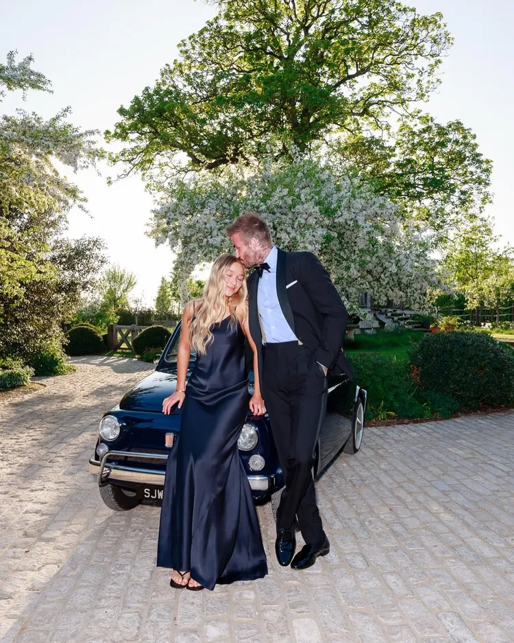 13歲女兒「小7」哈珀換上吊帶洋裝後相當有女人味。翻攝貝克漢IG